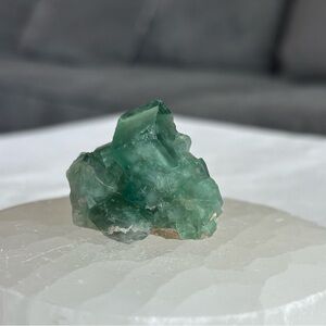 UV reactive green fluorite cluster